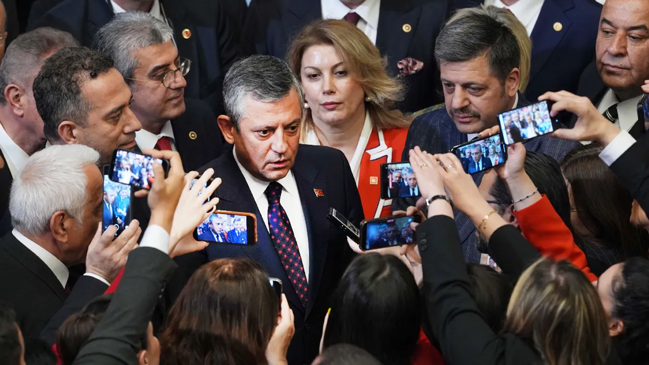 Resepsiyonun görünmeyen yüzü! CHP'li vekiller, Özgür Özel'e selam bile vermemiş