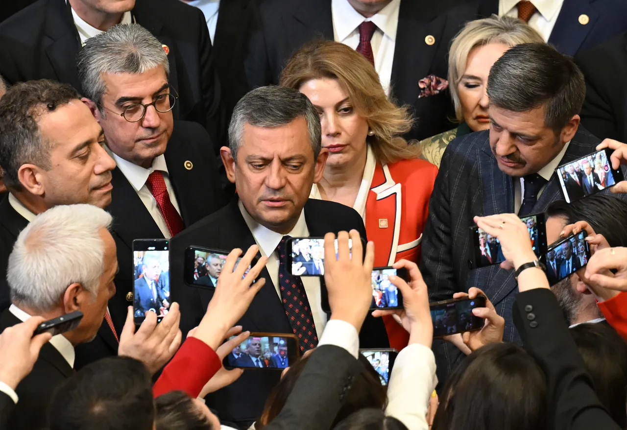 Resepsiyonun görünmeyen yüzü! CHP'li vekiller, Özgür Özel'e selam bile vermemiş