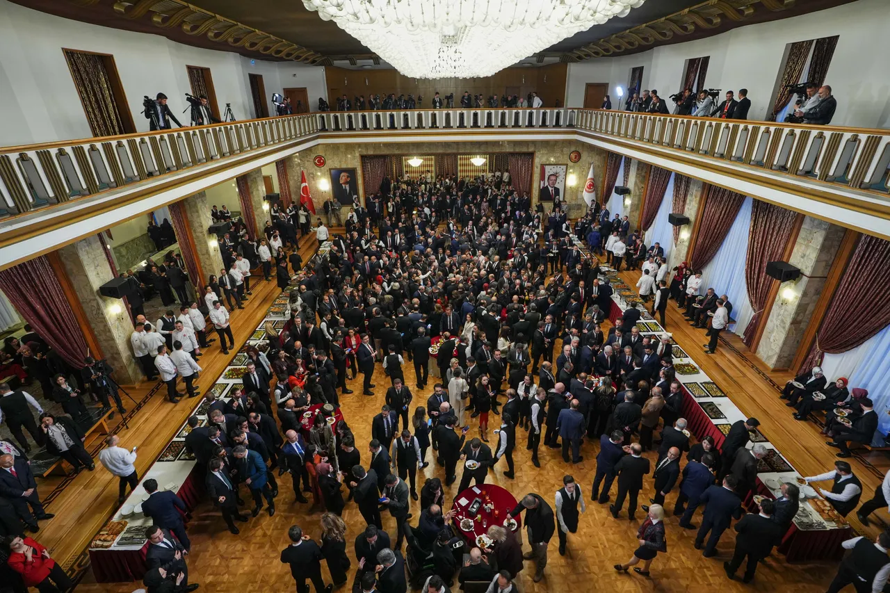 Resepsiyonun görünmeyen yüzü! CHP'li vekiller, Özgür Özel'e selam bile vermemiş