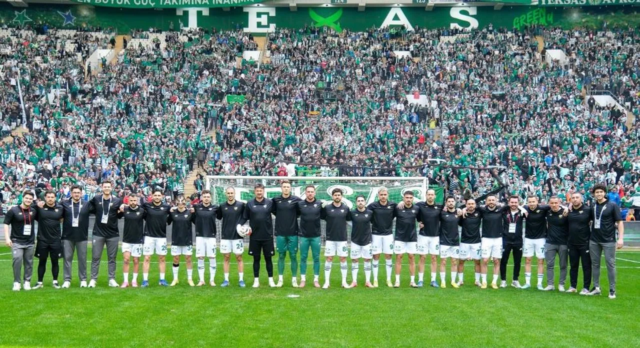 Bursaspor, TFF 2'nci Lig Kırmızı Grup'ta çıktığı 33 maçta 77 puan topladı.