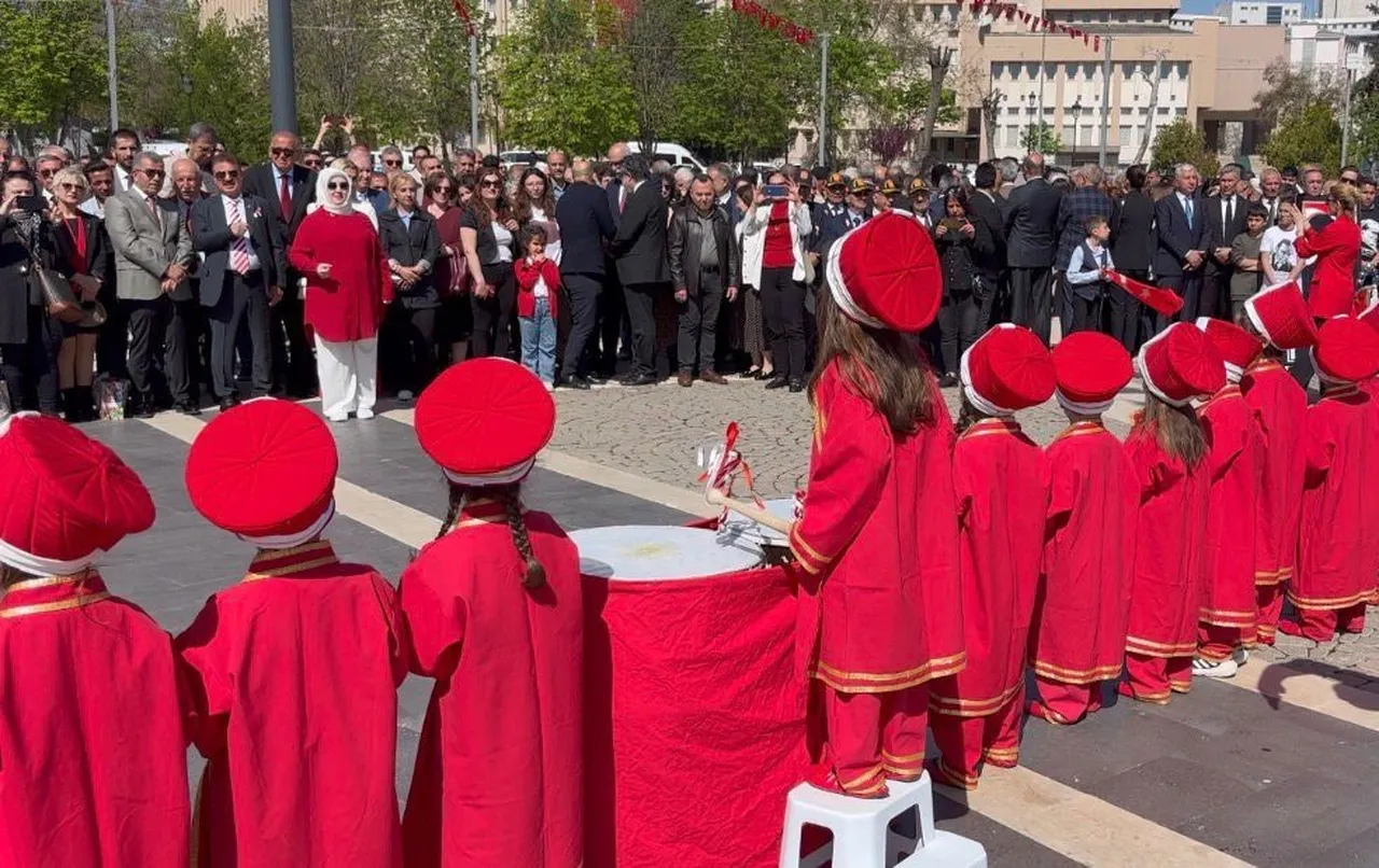 Cumhurbaşkanı Erdoğan, CHP'nin mehter skandalına Ahmet Kaya şarkısıyla tepki gösterdi