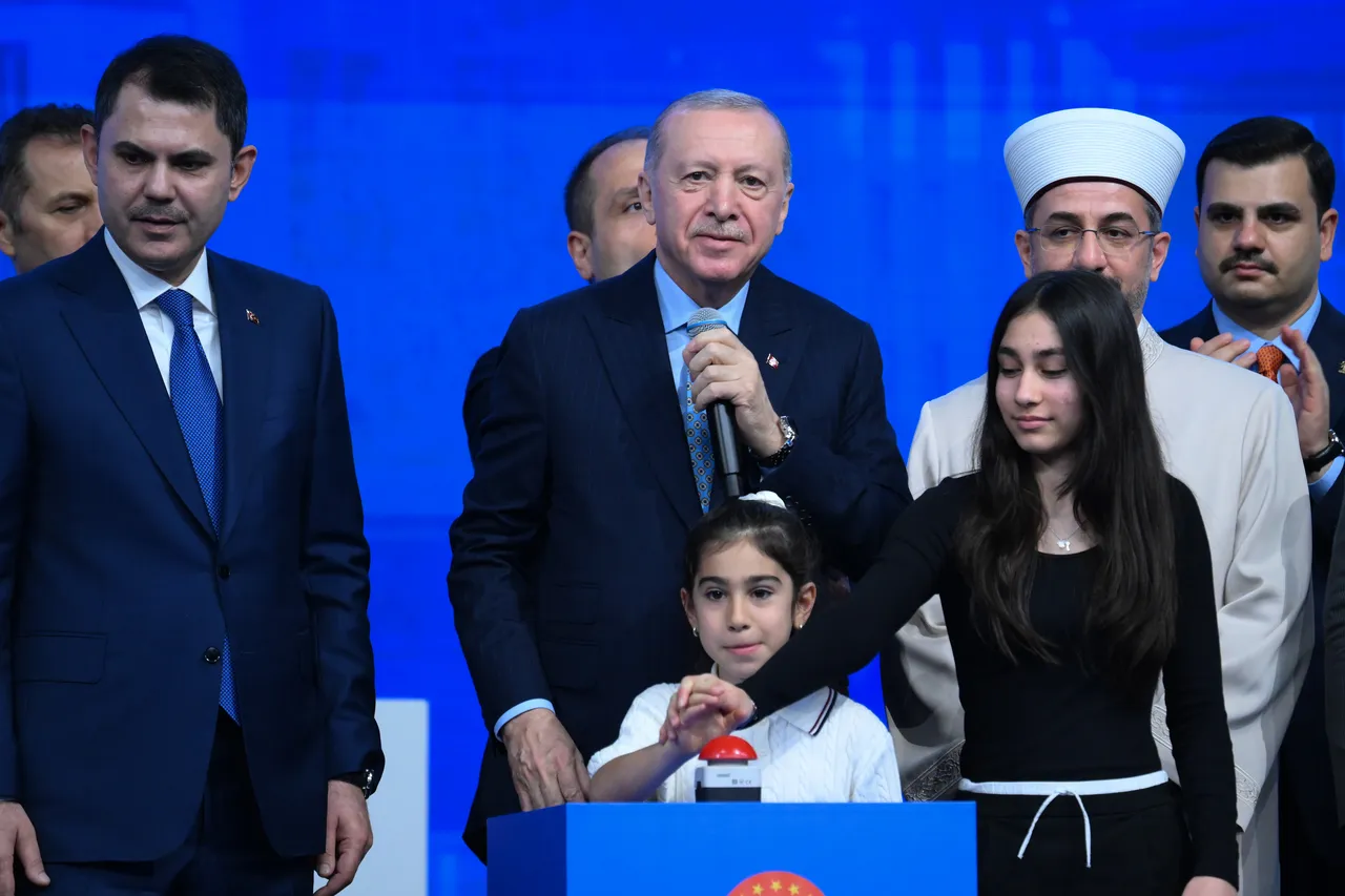 Erdoğan, 100 bin sosyal konutun kura çekimini başlattı