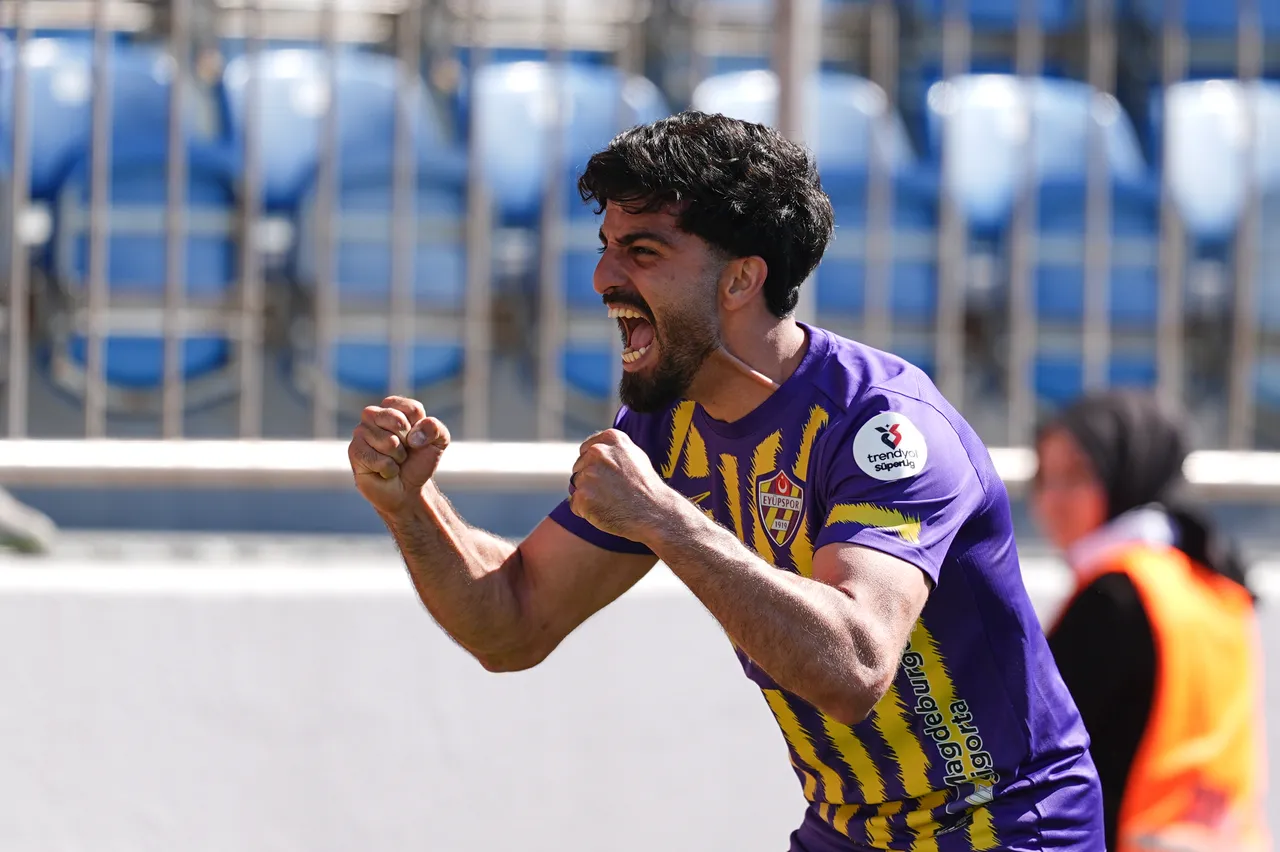 ikas Eyüpspor oyuncusu Umut Bozok'un gol sevinci