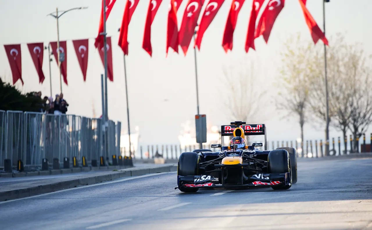 Formula 1 İstanbul sahillerinde rüzgar estirdi! Görenler bir daha dönüp baktı