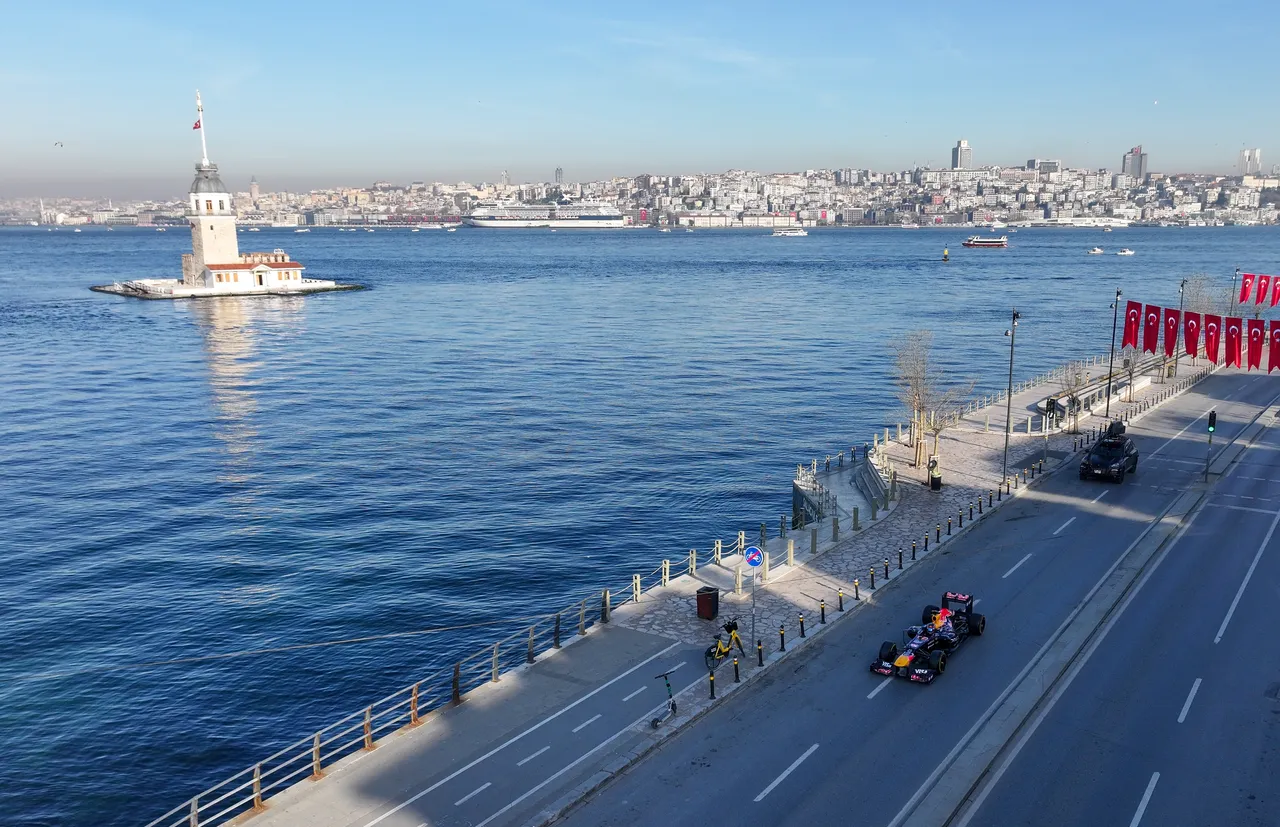 Formula 1 aracı ve Kız Kulesi