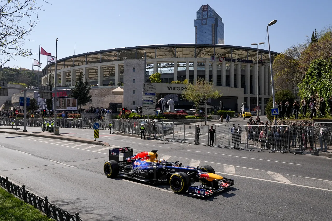 Formula 1 aracı Dolmabahçe'de