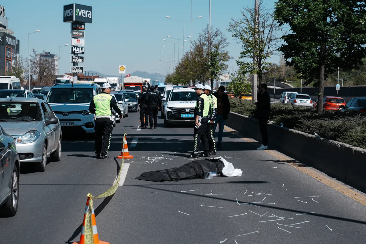 Kahreden ölüm! Reklam afişi asarken yola düştü, üzerinden araç geçti