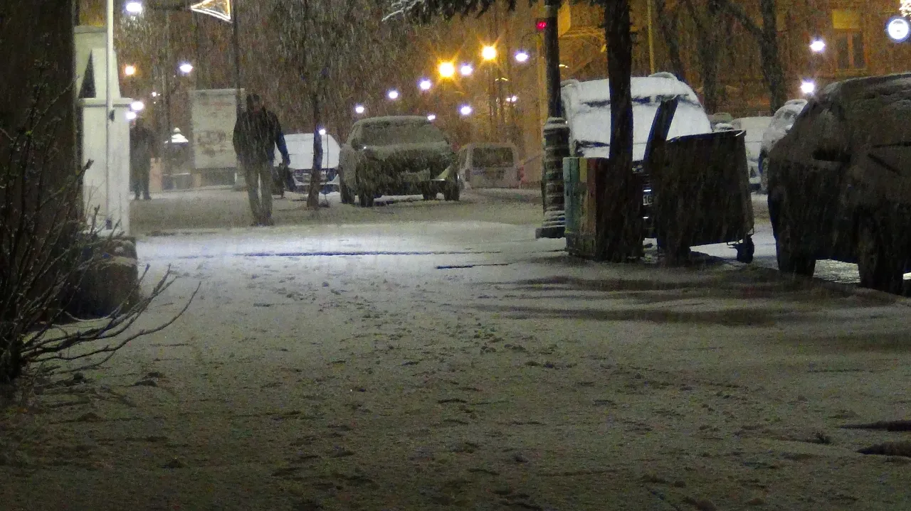 Kar yağışı etkisini artırdı, kış adeta geri geldi! Tüm kent beyaza büründü