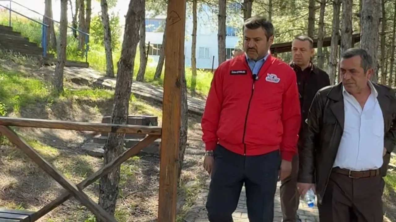 Karabük Belediye Başkanı parktaki manzarayı görünce dayanamadı: Şehirden toplayacaksın bunları...