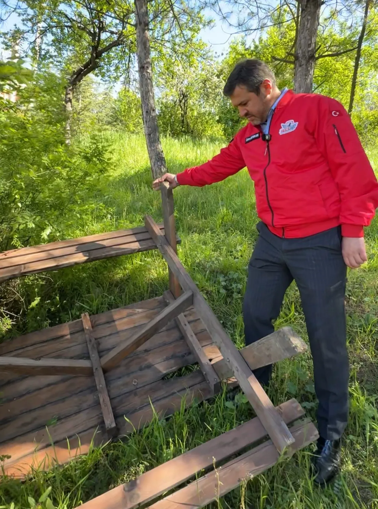 Karabük Belediye Başkanı parktaki manzarayı görünce dayanamadı: Şehirden toplayacaksın bunları...