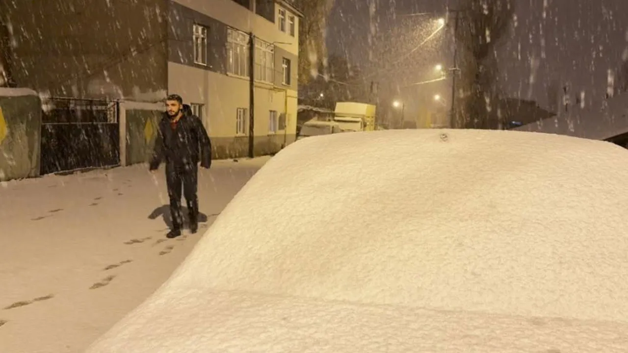 Kış geri döndü, kar kalınlığı 15 santimi gördü! Vatandaşlar hazırlıksız yakalandı... 