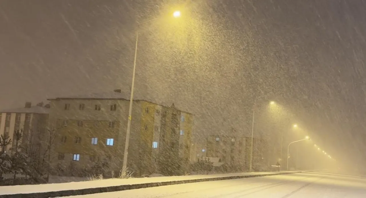 Kış geri döndü, kar kalınlığı 15 santimi gördü! Vatandaşlar hazırlıksız yakalandı...