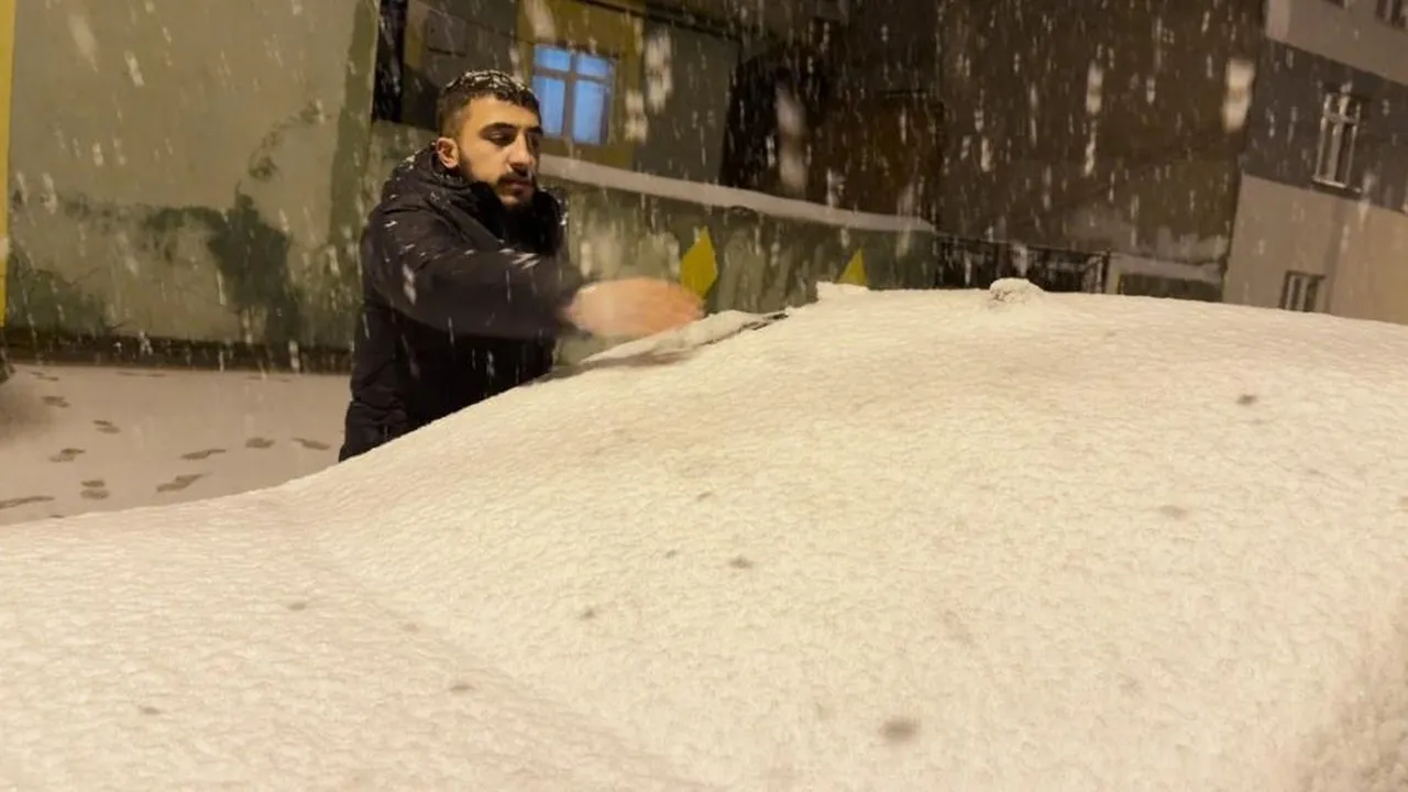 Kış geri döndü, kar kalınlığı 15 santimi gördü! Vatandaşlar hazırlıksız yakalandı...