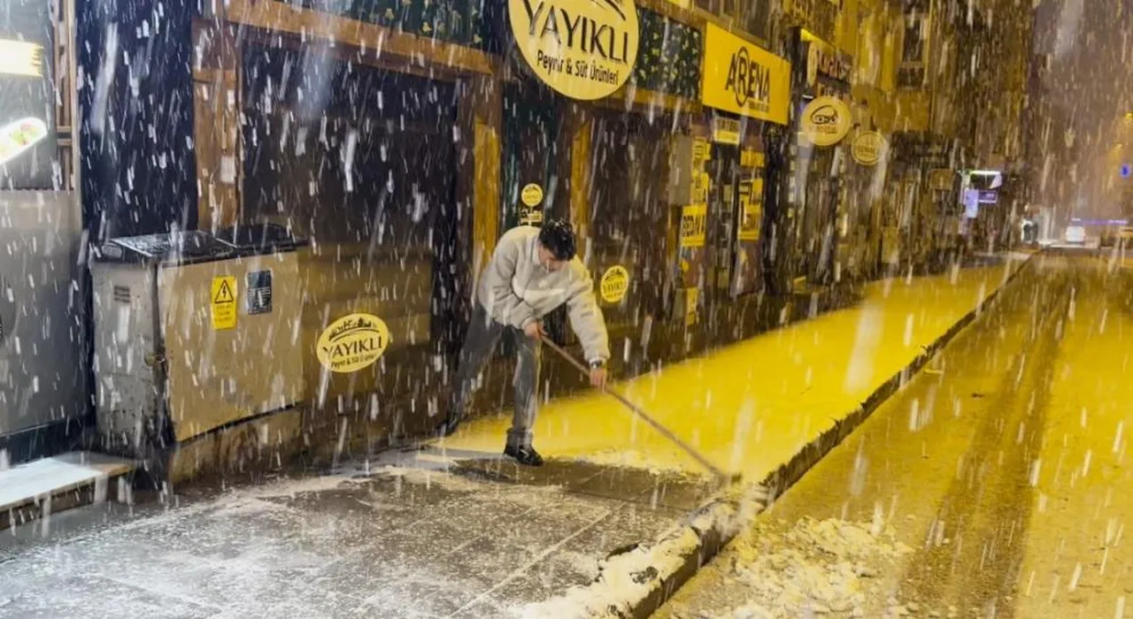 Kış geri döndü, kar kalınlığı 15 santimi gördü! Vatandaşlar hazırlıksız yakalandı...