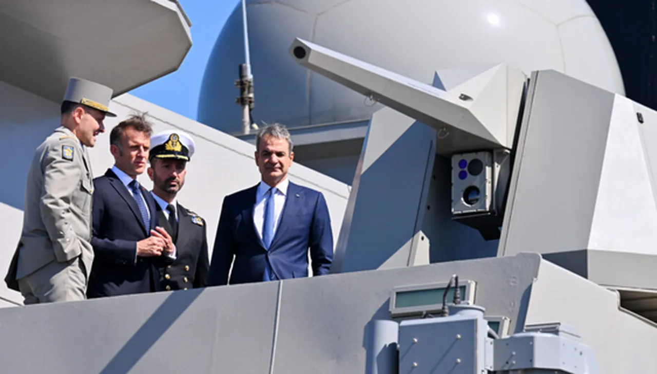 Türkiye, Oruç Reis araştırma gemisini kendi kıta sahanlığı içinde olduğunu belirttiği bölgede faaliyet yürütmek üzere göndererek NAVTEX ilan etti. Bu süreçte Türk ve Yunan donanmaları arasında gerilim tırmandı; TCG Kemal Reis ile Yunanistan’a ait HS Limnos fırkateyni arasında denizde temas yaşandı. Ankara, söz konusu olayda kendi gemisinin seyrini koruduğunu belirtirken, Atina ise farklı bir değerlendirme ortaya koydu. Gerilimin yükseldiği dönemde Fransa da Yunanistan’a destek amacıyla bölgeye uçak gemisi ve Rafale savaş uçakları sevk etmişti.