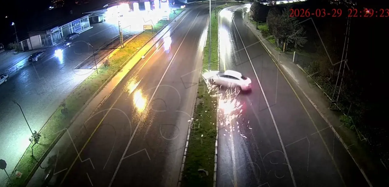 Kontrolden çıkan otomobil refüje ve direğe çarptı! Kaza anı kamerada