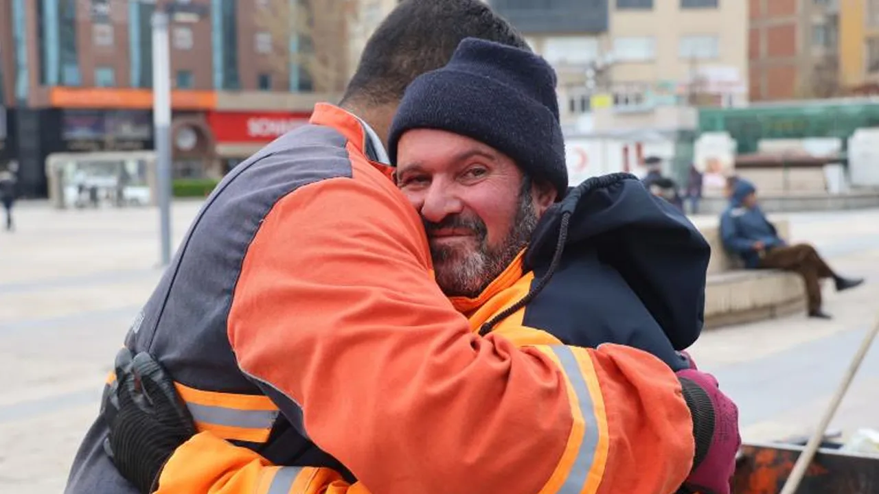 Kutuyu açtı, içindekini görünce karakola koştu: Temizlik işçisine ödül