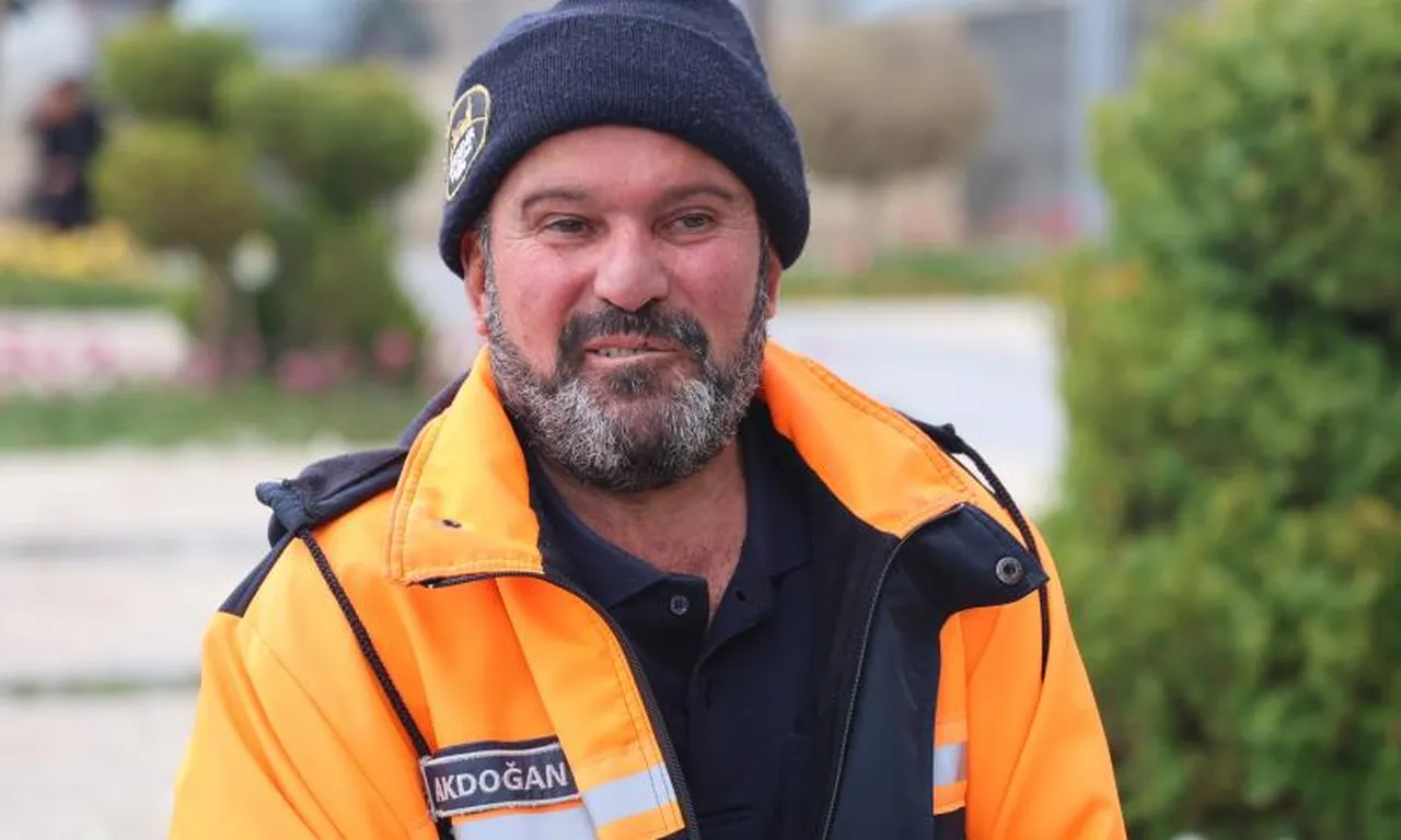 Kutuyu açtı, içindekini görünce karakola koştu: Temizlik işçisine ödül