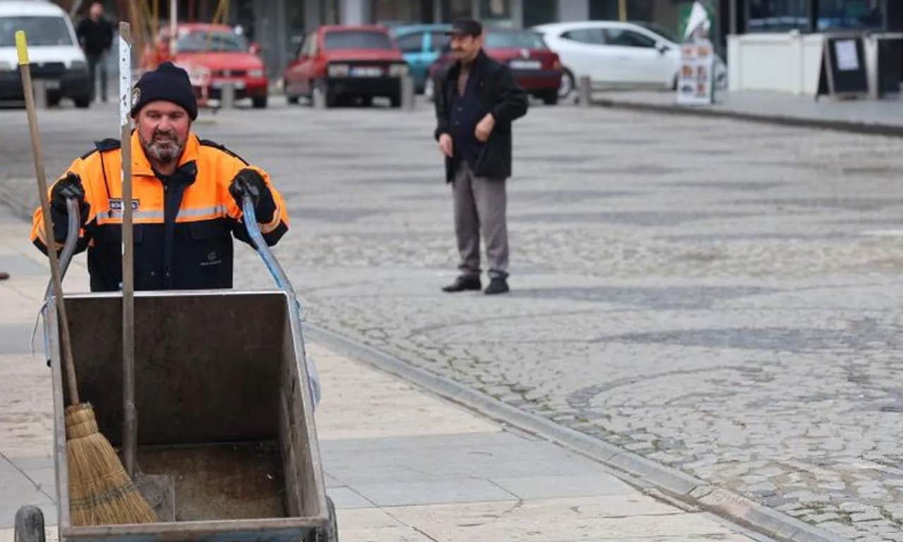 Kutuyu açtı, içindekini görünce karakola koştu: Temizlik işçisine ödül