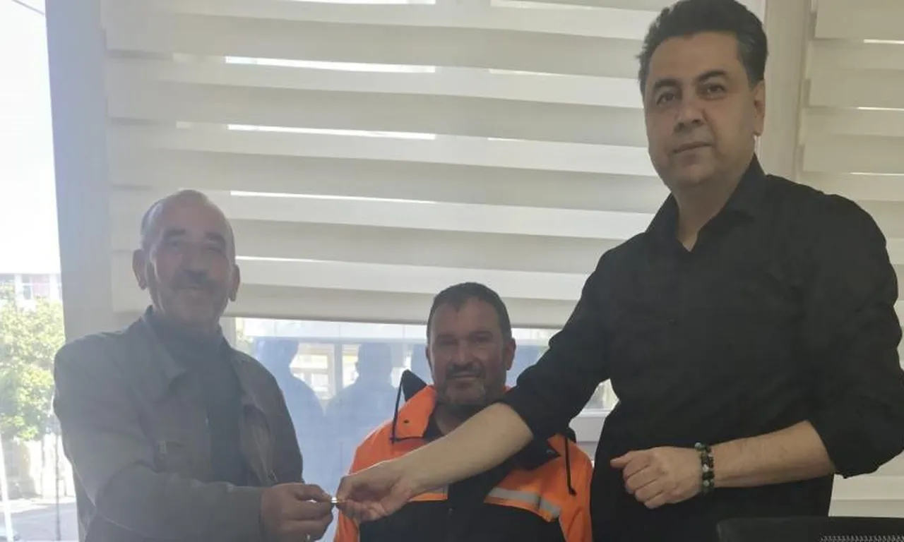 Kutuyu açtı, içindekini görünce karakola koştu: Temizlik işçisine ödül