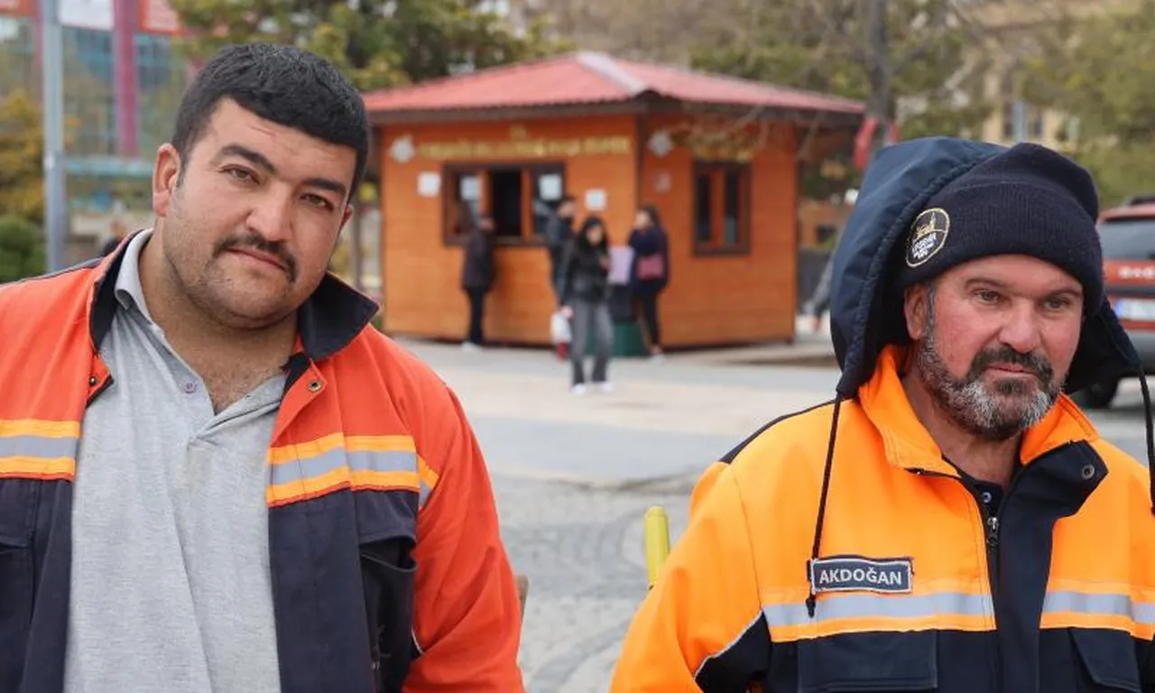 Kutuyu açtı, içindekini görünce karakola koştu: Temizlik işçisine ödül