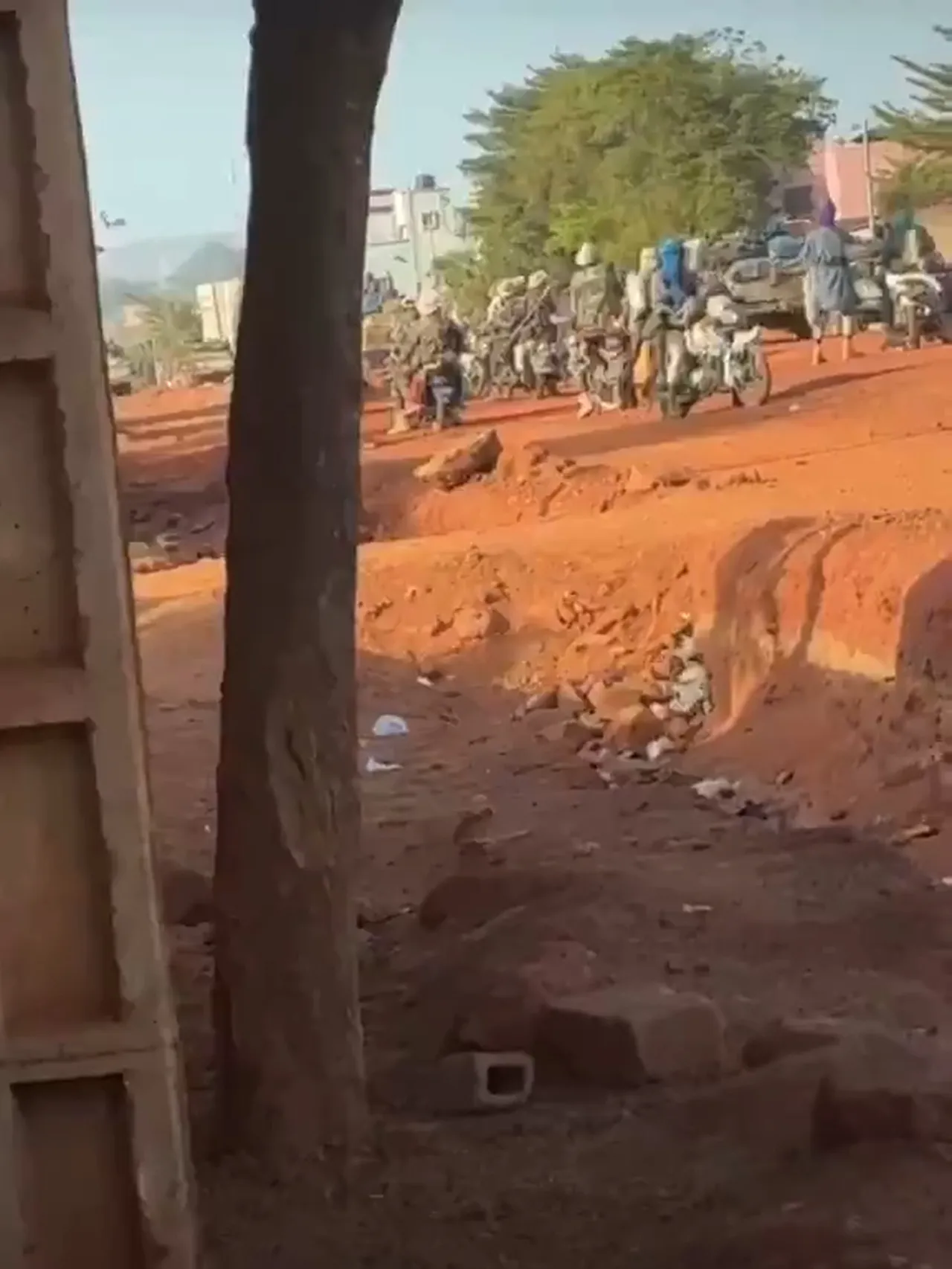 Batı Afrika ülkesi Mali’nin Kidal kenti başta olmak üzere birçok bölgesinde şiddetli çatışmalar yaşandığı bildiriliyor. Azawad Kurtuluş Cephesi (FLA) ile El Kaide bağlantılı Cemaat Nusrat el-İslam vel-Müslimin (CNIM) unsurlarının, Mali ordusu ve Rusya’nın Afrika Kolordusu’na ait mevzilere eşzamanlı saldırılar düzenlediği ifade ediliyor.