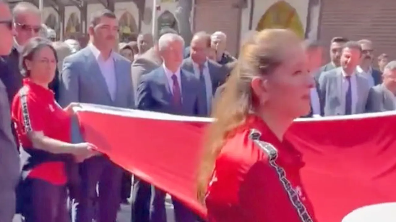 AK Partili Gaziantep Şahinbey Belediye Başkanı  Mehmet Tahmazoğlu ve  vatandaşlar, CHP İl Yönetimi’nin skandal tavrına mehter  takımıyla yürüyüş  yaparak tepki gösterdi.