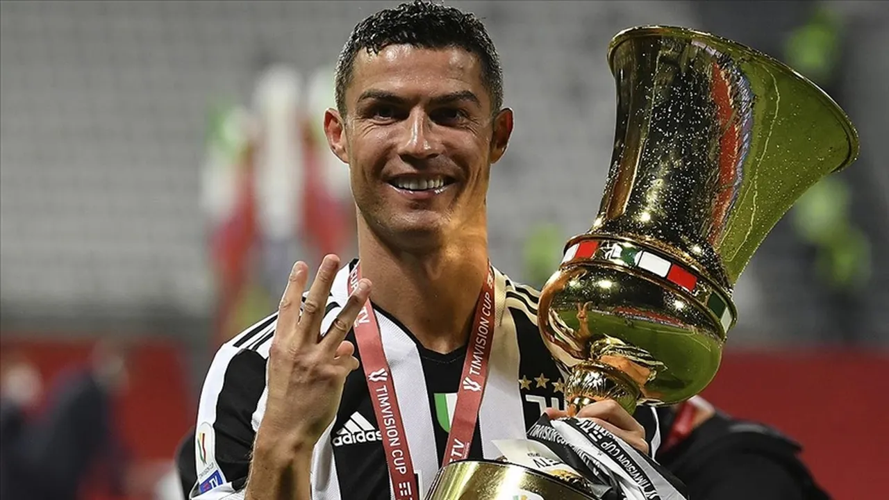Cristiano Ronaldo, Al Nassr öncesi Sporting, Mancheter United, Real Madrid ve Juventus formaları giymişti.