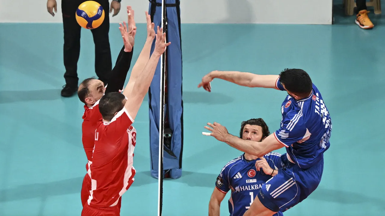 Voleybol Efeler Ligi: Halkbank, Spor Toto'ya karşı seriyi eşitledi