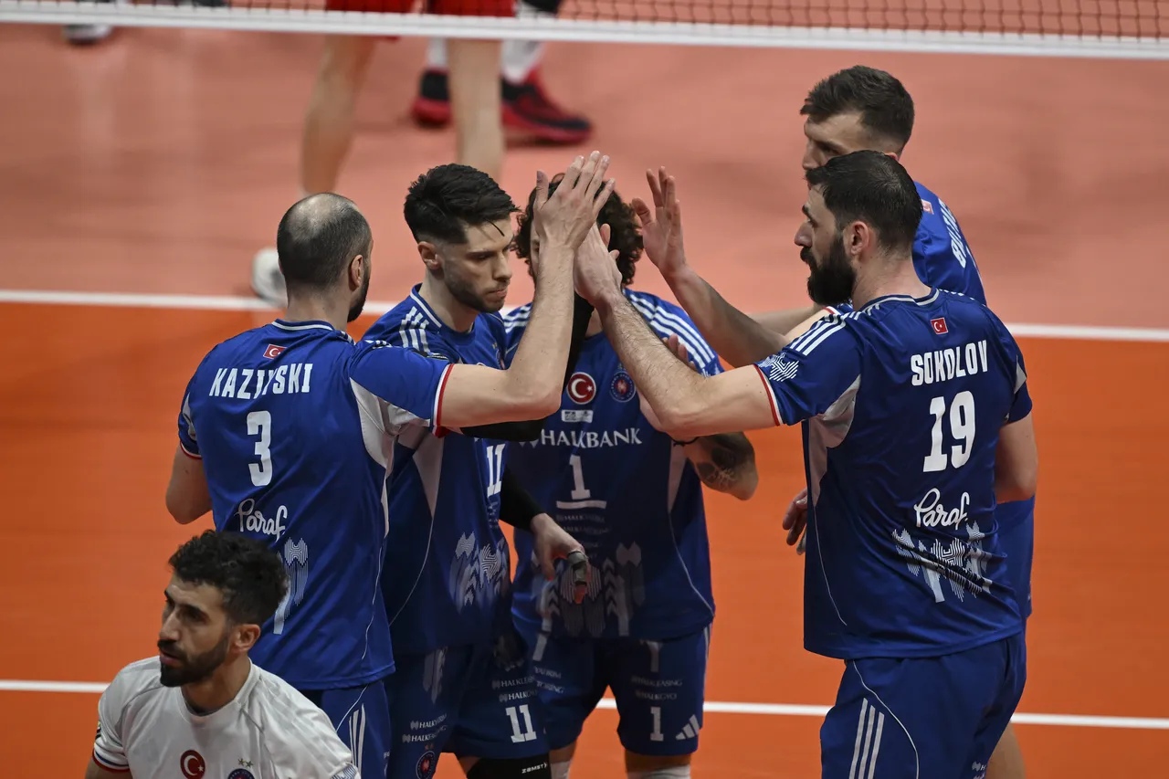 Spor Toto ile Halkbank, TVF Ziraat Bankkart Voleybol Salonu'nda karşılaştı. Halkbank oyuncuları, galibiyet sonrası sevinç yaşadı