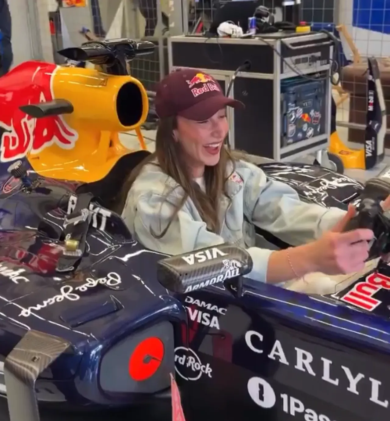 Hande Baladın F1 aracının kokpitine otururken