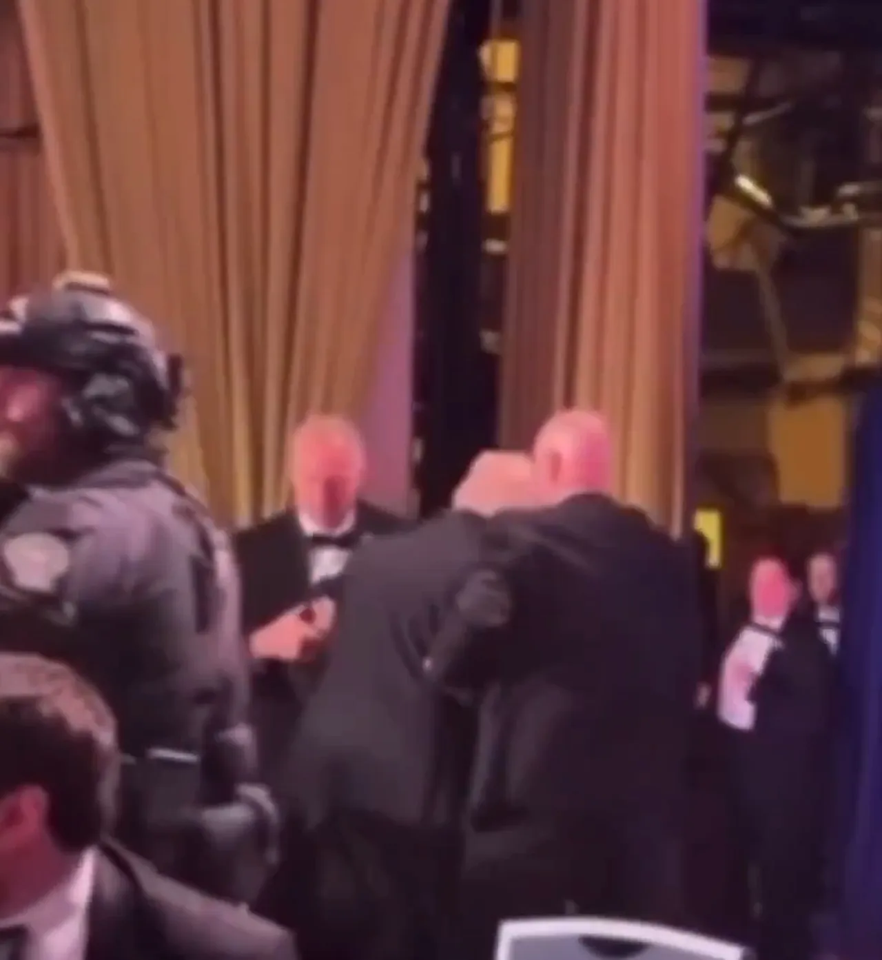 ABD'yi sarsan saldırının ardından çarpıcı görüntüler! Ağlayan da var yemek yiyip, şişe çalan da!