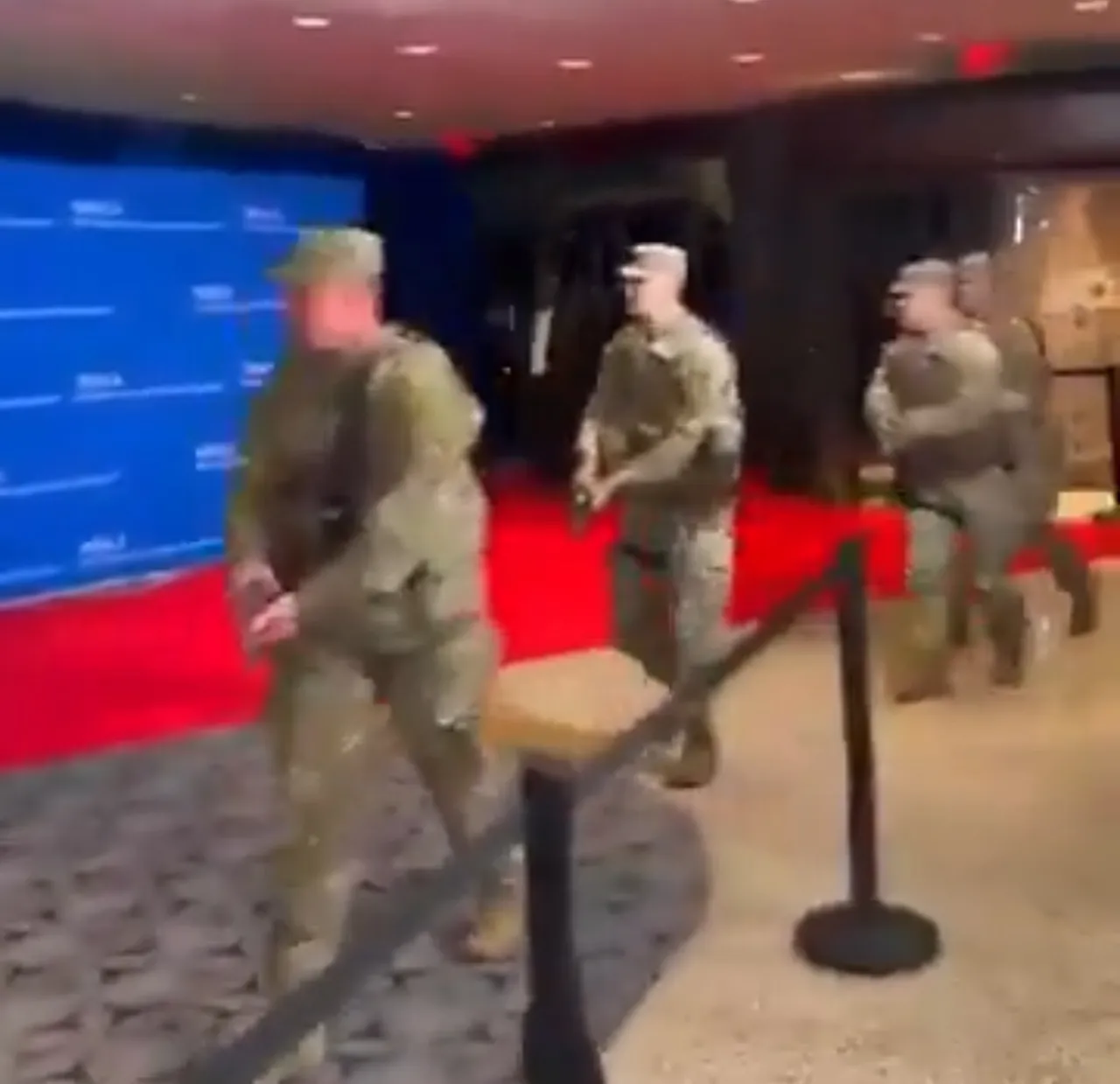 ABD'yi sarsan saldırının ardından çarpıcı görüntüler! Ağlayan da var yemek yiyip, şişe çalan da!