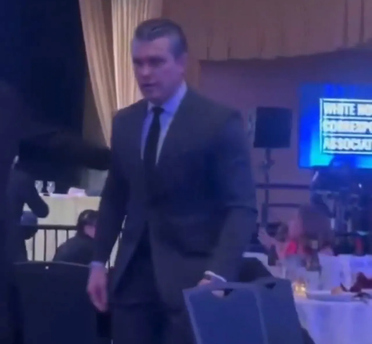 ABD'yi sarsan saldırının ardından çarpıcı görüntüler! Ağlayan da var yemek yiyip, şişe çalan da!