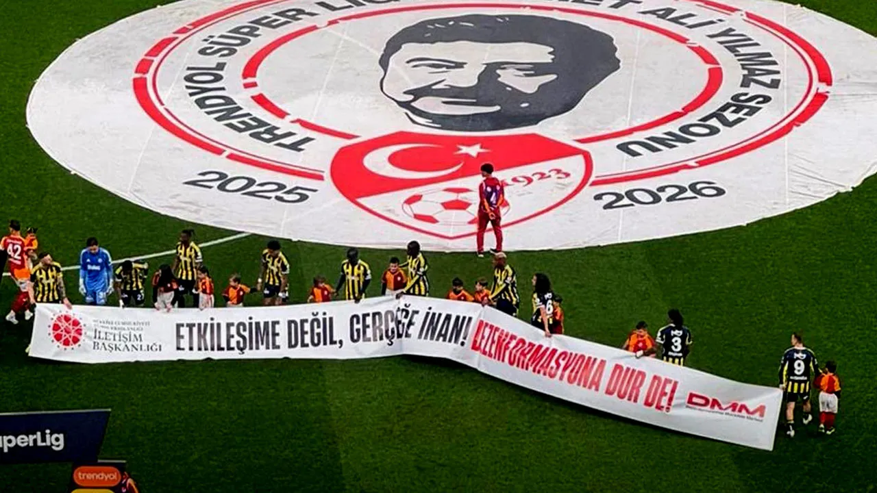  Derbiye damga vuran pankart! Taraftar ayakta alkışladı