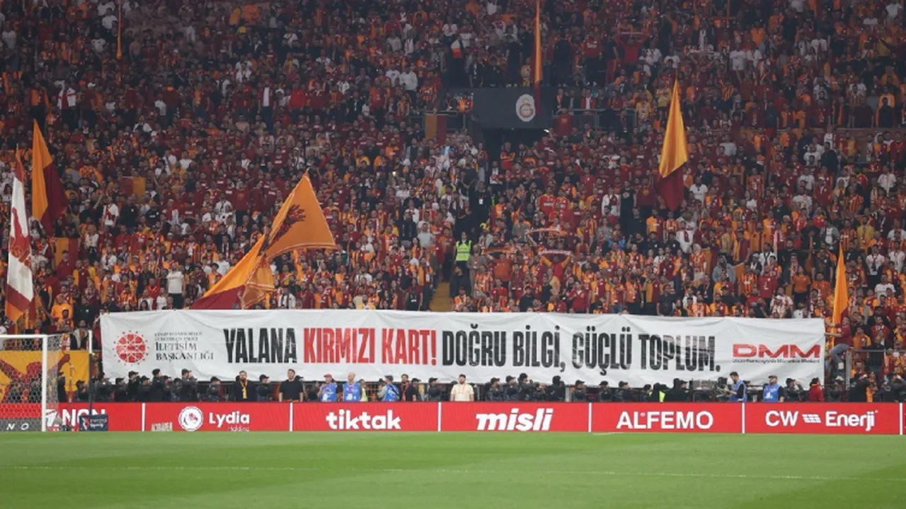 Derbiye damga vuran pankart! Taraftar ayakta alkışladı