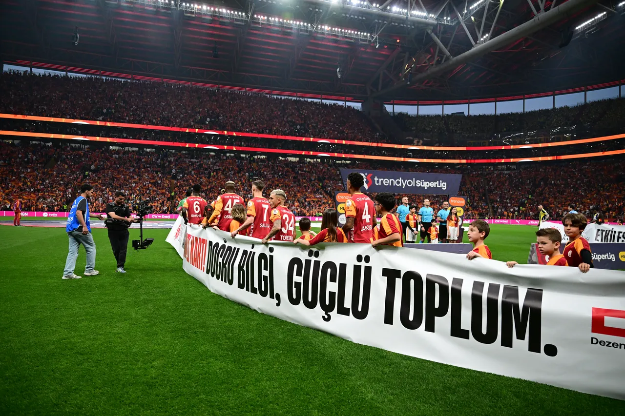 Derbiye damga vuran pankart! Taraftar ayakta alkışladı