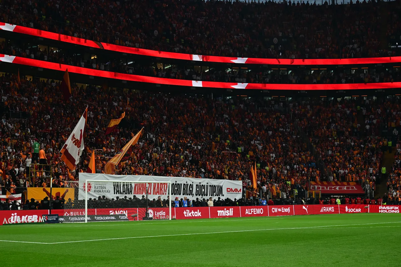 Derbiye damga vuran pankart! Taraftar ayakta alkışladı