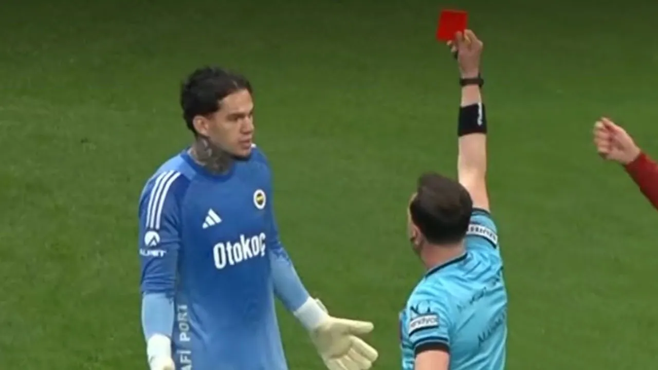 Ederson'un kırmızı kart gördüğü pozisyon