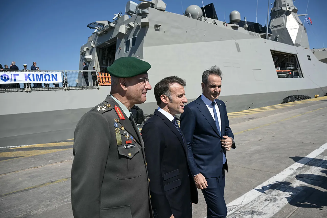 Macron’dan Türkiye’ye üstü kapalı tehdit! Atina’yı ziyaret edip “yanındayız” dedi