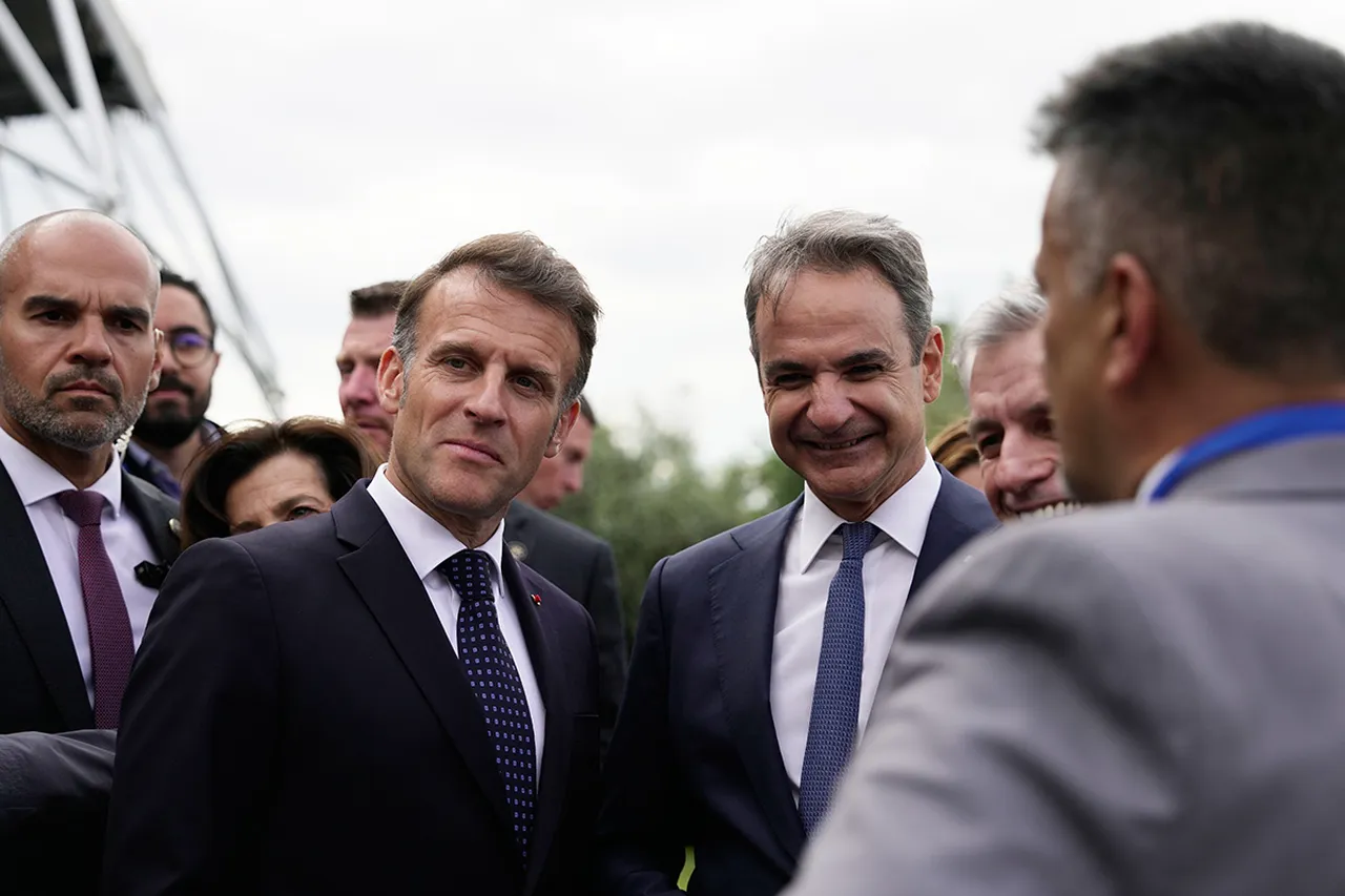 Macron’dan Türkiye’ye üstü kapalı tehdit! Atina’yı ziyaret edip “yanındayız” dedi