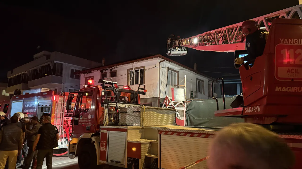 Mahalle alev alev onlar derbi derdinde: Serdivan'da pes dedirten görüntüler!