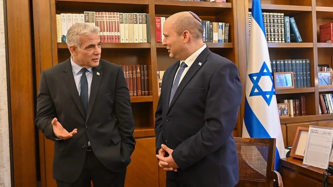 Eski İsrail Başbakanı Naftali Bennett ile ana muhalefet lideri Yair Lapid