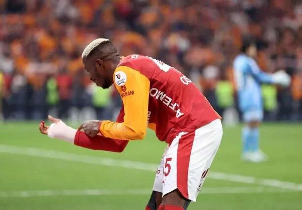 Osimhen'in kolunu gösterdiği an