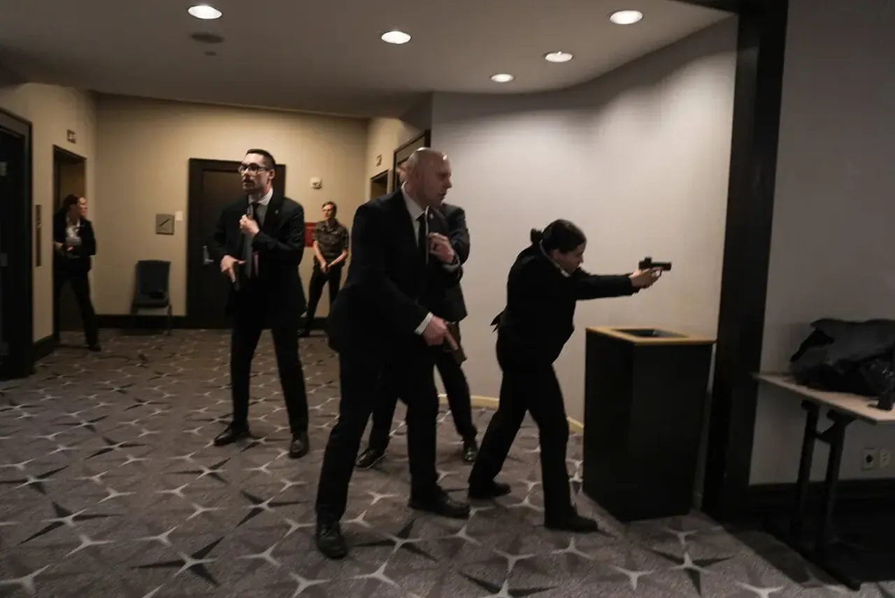 Saldırganın, Başkan Trump, Başkan Yardımcısı JD Vance ve kabine üyelerinin oturduğu baş masaya sadece birkaç metre mesafeye kadar yaklaştığı iddia ediliyor.