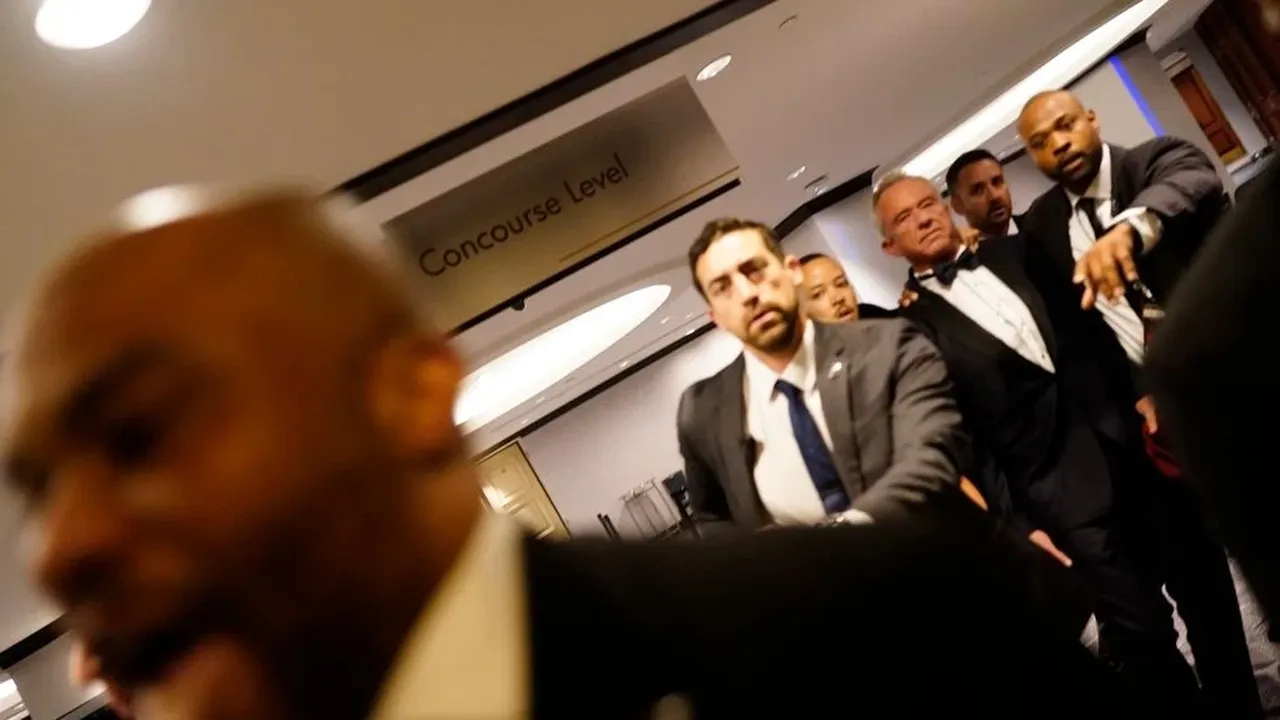 Trump’ın katıldığı yemekte silah sesleri yükseldi! Başkanı apar topar tahliye ettiler