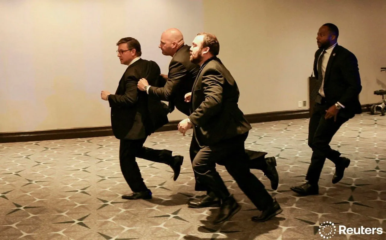 Trump’ın katıldığı yemekte silah sesleri yükseldi! Başkanı apar topar tahliye ettiler