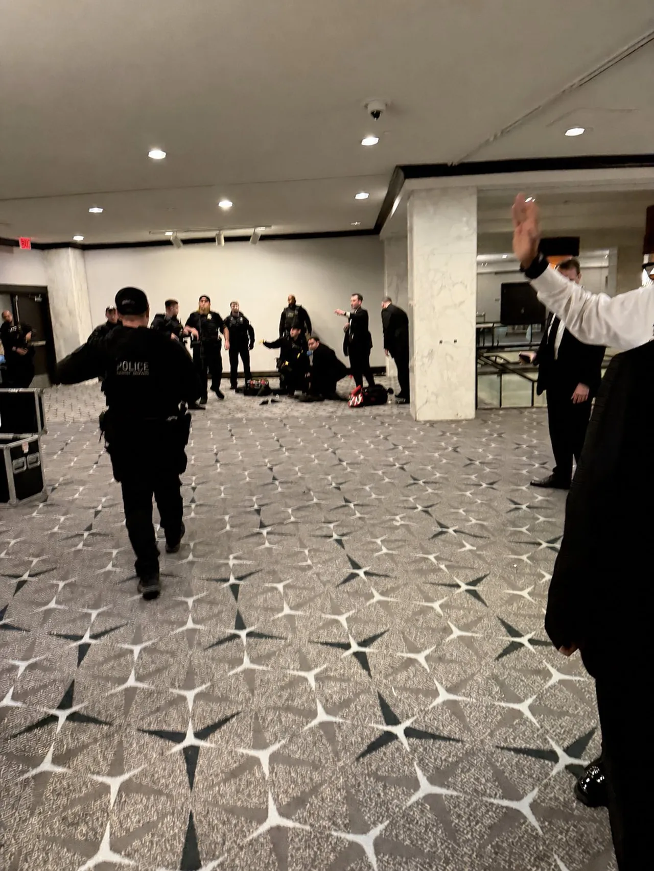 Trump’ın katıldığı yemekte silah sesleri yükseldi! Başkanı apar topar tahliye ettiler