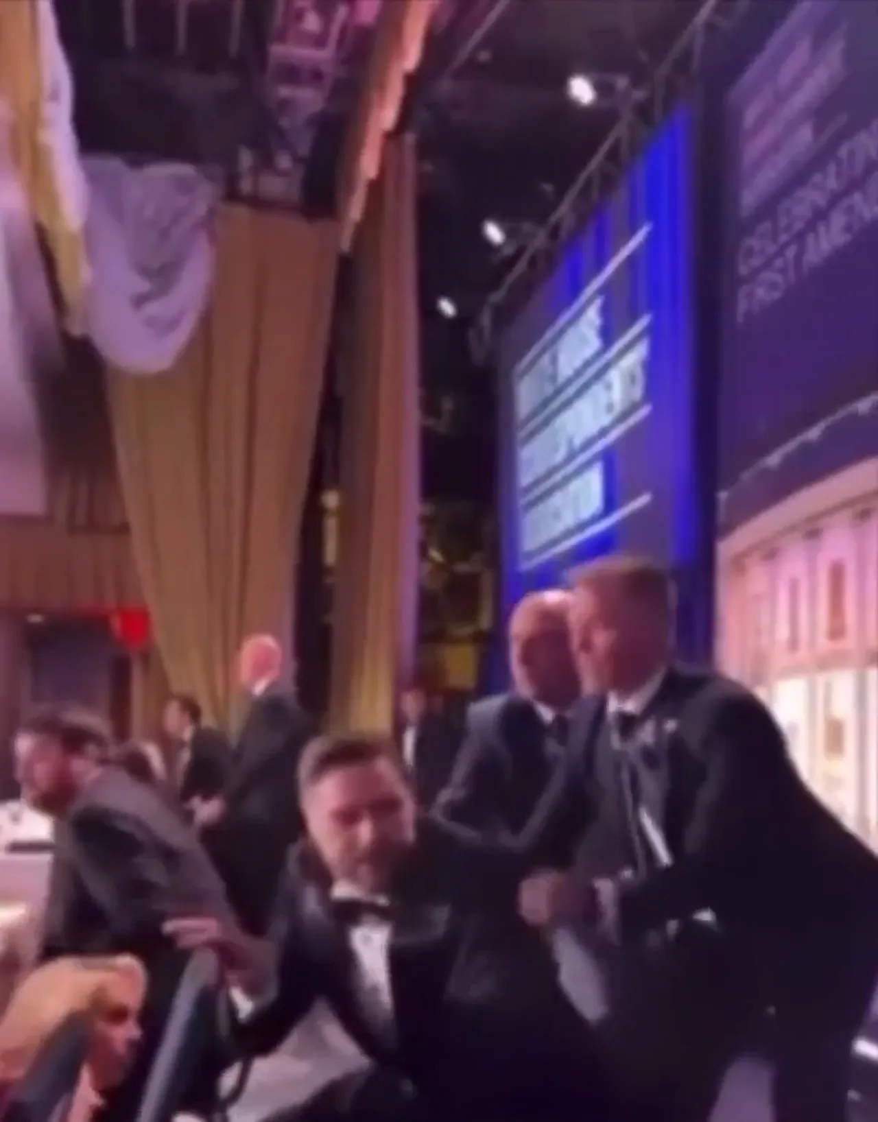 Trump’ın katıldığı yemekte silah sesleri yükseldi! Başkanı apar topar tahliye ettiler