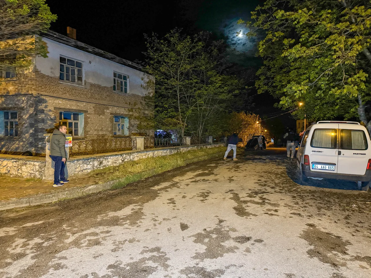 Uşak'ta ihbara giden polis ekibine silahlı saldırı! 2 polis yaralandı
